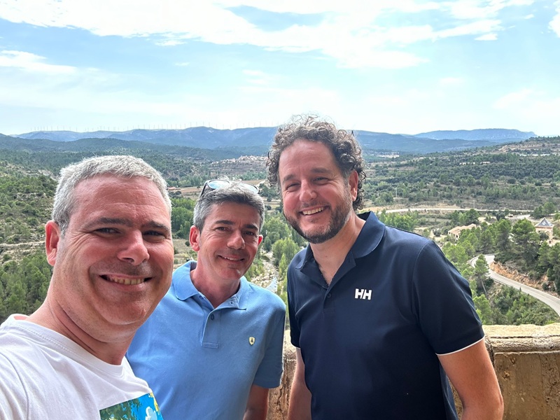 Hombres sonriendo posando para la c�mara delante de una monta�a

El contenido generado por IA puede ser incorrecto.